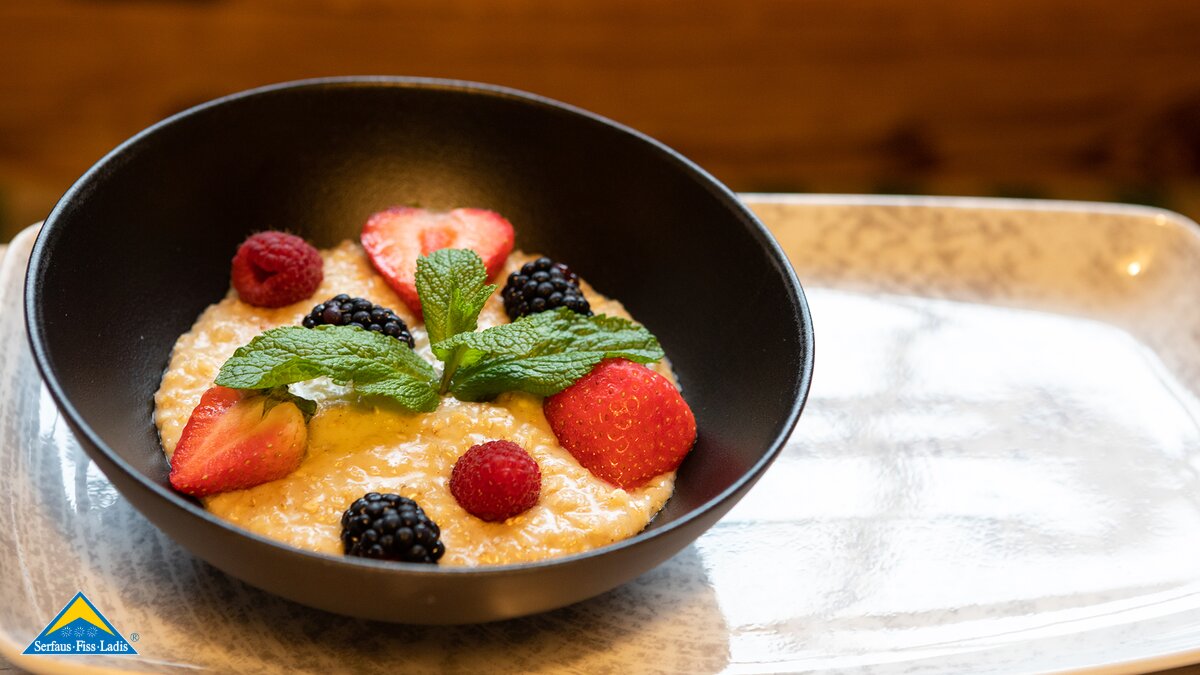 Porridge mit Früchten in einer Schüssel Brunchen am Sonntag am Berg in Serfaus-Fiss-Ladis in Tirol | © Seilbahn Komperdell GmbH | Andreas Kirschner