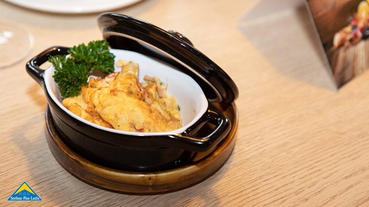 Eierspeis in einem kleinen Topf Sonntagsbrunch in den Bergen Leithe Wirt Serfaus-Fiss-Ladis in Tirol | © Seilbahn Komperdell GmbH | Andreas Kirschner