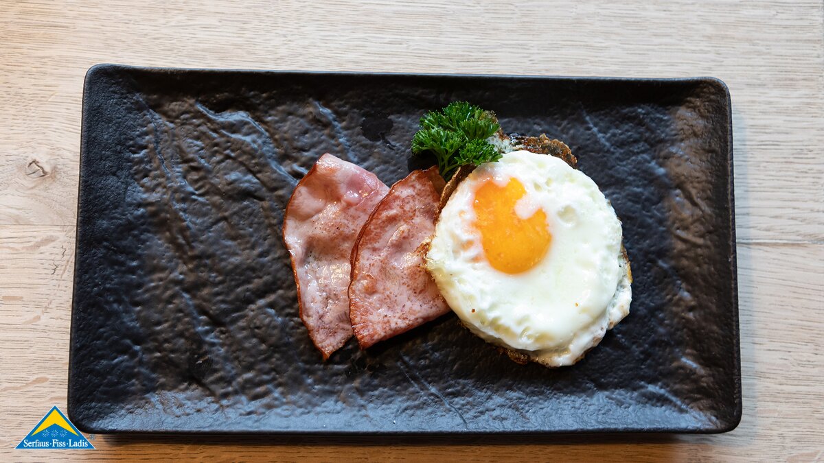 Teller mit Speck und Eier Brunchen am Berg Leithe Wirt Serfaus-Fiss-Ladis in Tirol | © Seilbahn Komperdell GmbH | Andreas Kirschner