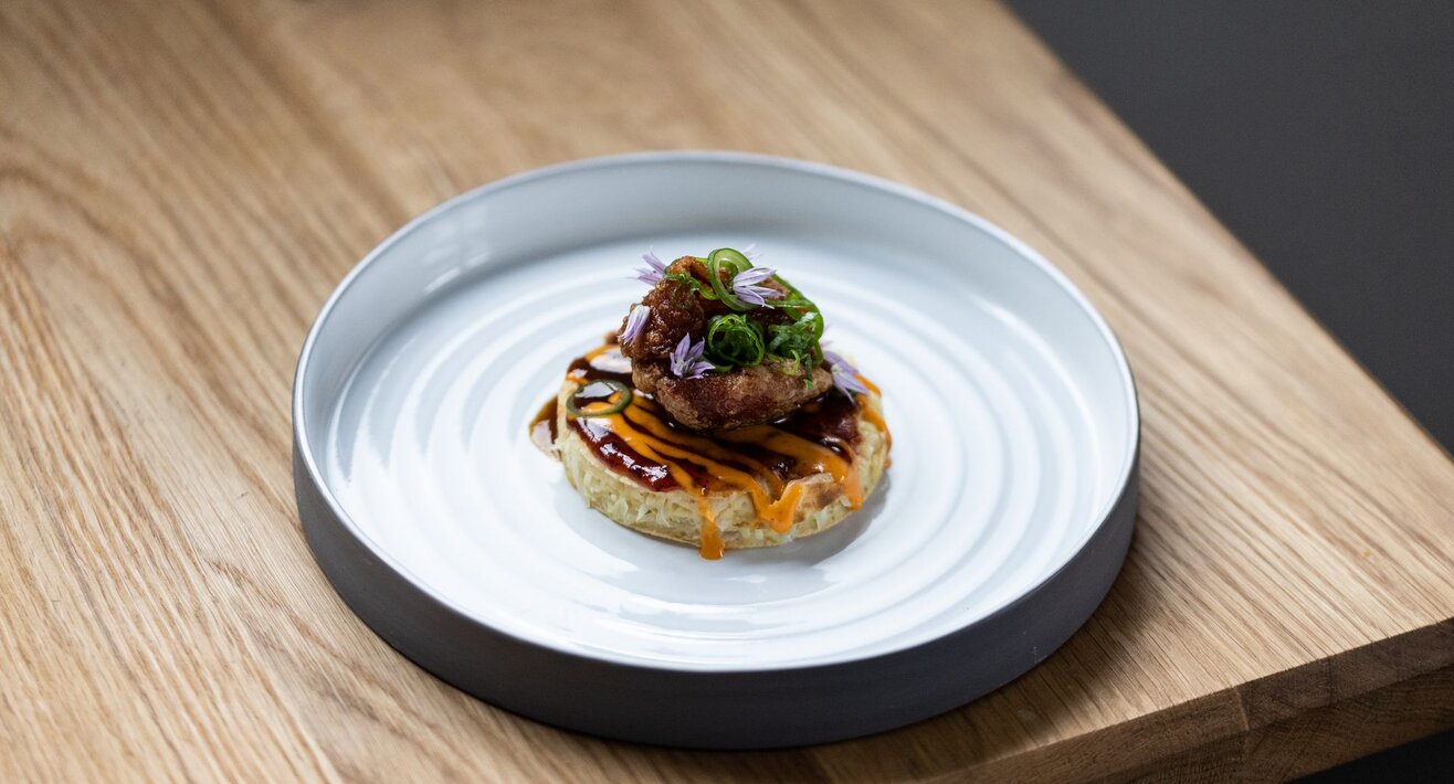 Rezepttipp Teriyaki Chicken auf Krautpalatschinken Rezepttipp Sun Days Gästemagazin von Serfaus-Fiss-Ladis Tirol | © Serfaus-Fiss-Ladis Marketing GmbH | Rene Raggl