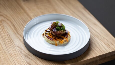 Rezepttipp Teriyaki Chicken auf Krautpalatschinken Rezepttipp Sun Days Gästemagazin von Serfaus-Fiss-Ladis Tirol | © Serfaus-Fiss-Ladis Marketing GmbH | Rene Raggl