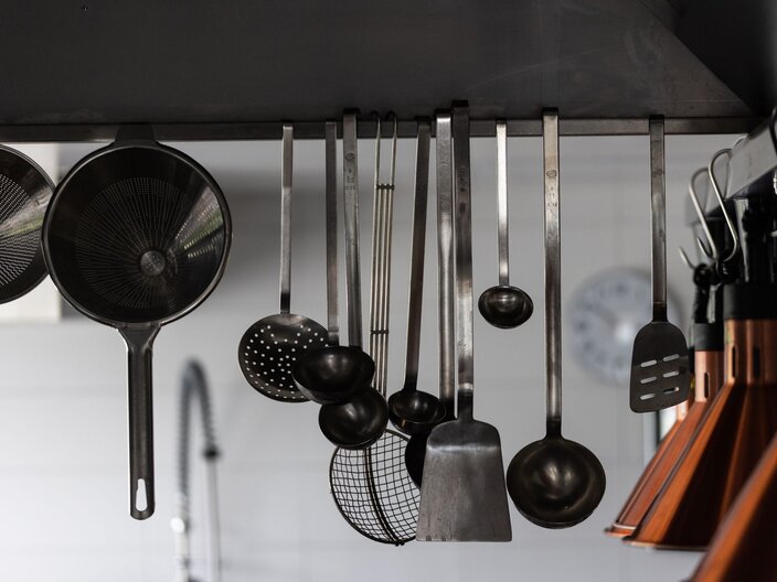 Küchenutensilien hängend Restaurant R35 von Patrick Landerer in Serfaus-Fiss-Ladis in Tirol | © Serfaus-Fiss-Ladis Marketing GmbH | Rene Raggl