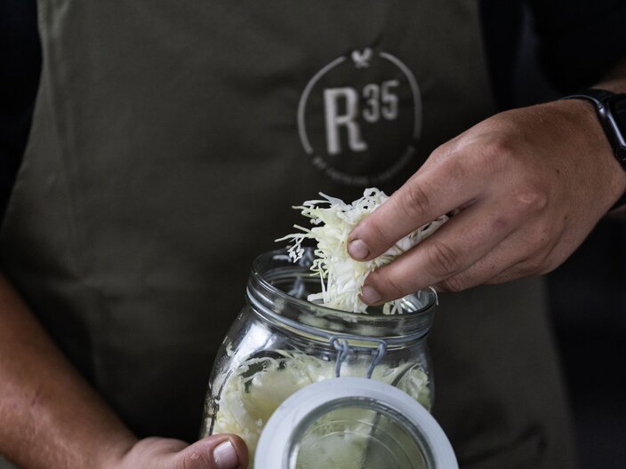 Weißkraut in Juliennestreifen in einem Einweckglas Rezept Krautpalatschinken von Patrick Landerer aus Ladis | © Serfaus-Fiss-Ladis Marketing GmbH | Rene Raggl