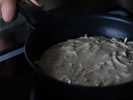 Zubereitung Krautpalatschinken in der Pfanne Rezepttipp von Haubenkoch Patrick Landerer vom R35 Serfaus-Fiss-Ladis | © Serfaus-Fiss-Ladis Marketing GmbH | Rene Raggl