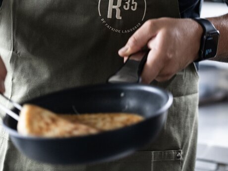 Palatschinken deftig in der Pfanne Rezept Serfaus-Fiss-Ladis Patrick Landerer aus Ladis | © Serfaus-Fiss-Ladis Marketing GmbH | Rene Raggl