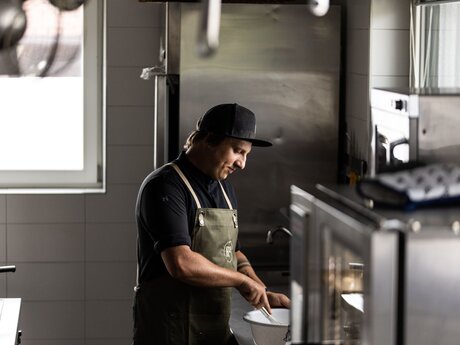 Rezept Krautpalatschinken Koch Patrick Landerer Rezept Serfaus-Fiss-Ladis in Tirol | © Serfaus-Fiss-Ladis Marketing GmbH | Rene Raggl