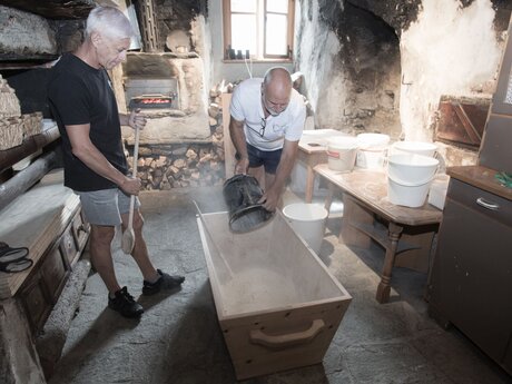 Altbewährte Brotback-Tradition in der Familienregion Serfaus-Fiss-Ladis | © ppw.at Rene Prager