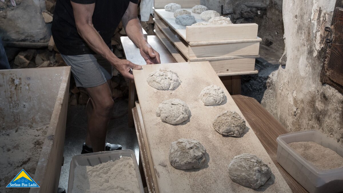 Traditionelles Brot backen in der Backstube in Serfaus-Fiss-Ladis | © ppw.at Rene Prager