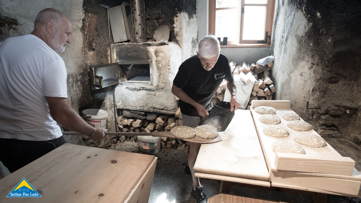 Backverein Ladis und das traditionelle Brotbacken im Holzbackofen in Serfaus-Fiss-Ladis | © ppw.at Rene Prager