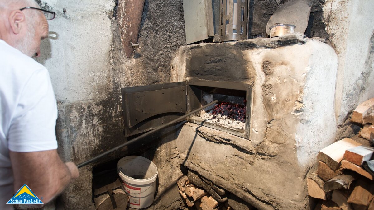 Traditionelles Backen im Holzbackofen in der Familienregion Serfaus-Fiss-Ladis | © ppw.at Rene Prager