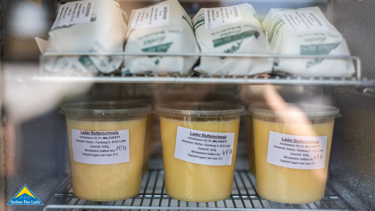 Butterschmalz und Almbutter in einem Bauernfenster in Serfaus-Fiss-Ladis in Tirol | © Serfaus-Fiss-Ladis Marketing GmbH | Rene Raggl