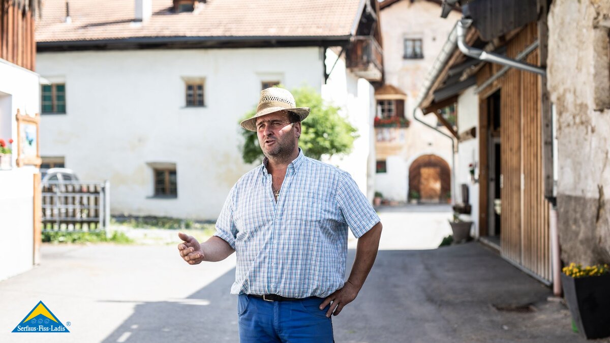 Hans Pittl Gasslbauer in Ladis vor seinem Stall Sun Days Beitrag  | © Serfaus-Fiss-Ladis Marketing GmbH | Rene Raggl