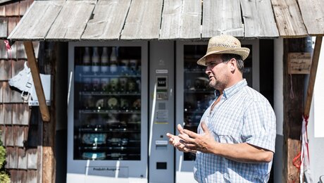 Bauer Hans Pittl vor seinen zwei Automaten mit regionalen Produkten in Ladis in Tirol | © Serfaus-Fiss-Ladis Marketing GmbH | Rene Raggl