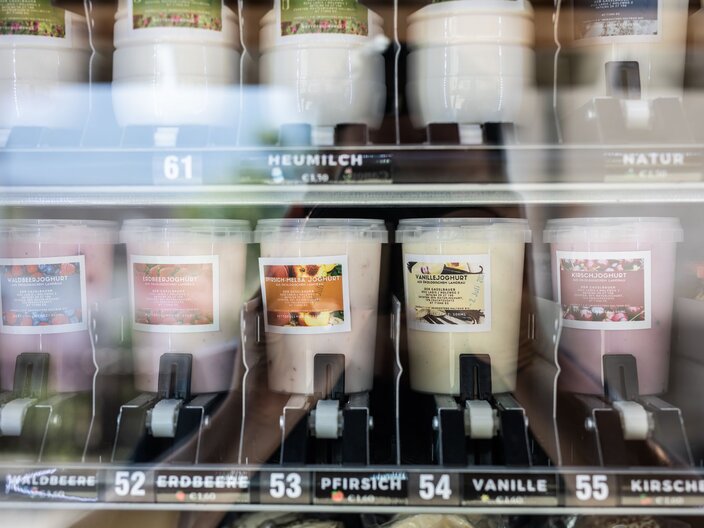 Joghurt vom Bauern Selbstbedienungsladen in der Familienregion Serfaus-Fiss-Ladis in Tirol | © Serfaus-Fiss-Ladis Marketing GmbH | Rene Raggl