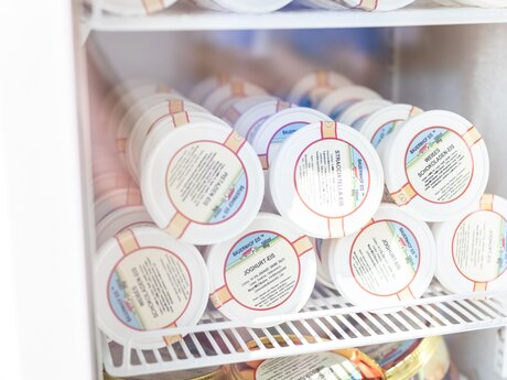 Bauernjoghurt im Becher Selbstbedienungsladen in Serfaus-Fiss-Ladis in Tirol | © Serfaus-Fiss-Ladis Marketing GmbH | Rene Raggl