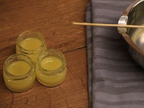 Den Erkältungsbalsam in kleine Gefäße abfüllen Serfaus-Fiss-Ladis Blog Tirol Österreich | © Serfaus-Fiss-Ladis Marketing GmbH