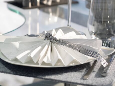 Auch die Dekoration wird von Petra selbst vorgenommen.  | © Serfaus-Fiss-Ladis Marketing GmbH I Andreas Kirschner