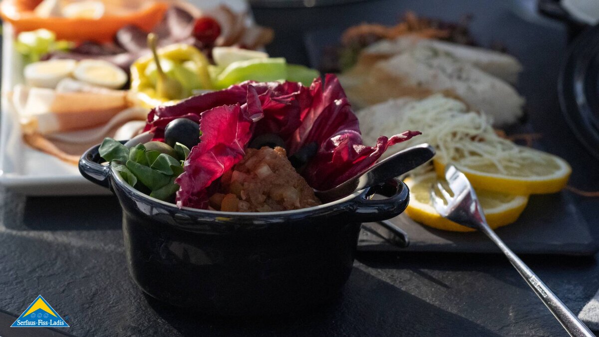 Das Beef Tatar wird in der Küche des Panoramarestaurant BergDiamant selbst hergestellt.  | © Serfaus-Fiss-Ladis Marketing GmbH I Andreas Kirschner