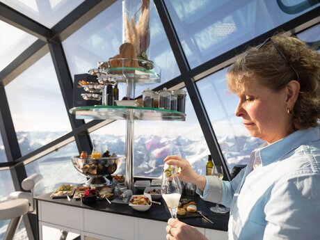 Zur Begrüßung hat Petra einen Sekt vorbereitet.  | © Serfaus-Fiss-Ladis Marketing GmbH I Andreas Kirschner