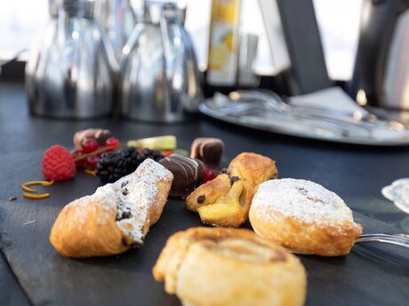 Beim Sektfrühstück im Crystal Cube in Serfaus-Fiss-Ladis gibt es auch leckere Süßspeisen.  | © Serfaus-Fiss-Ladis Marketing GmbH I Andreas Kirschner