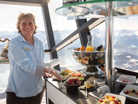 Unsere Gastgeberin beim Sektfrühstück im Crystal Cube war die liebe Petra.  | © Serfaus-Fiss-Ladis Marketing GmbH I Andreas Kirschner