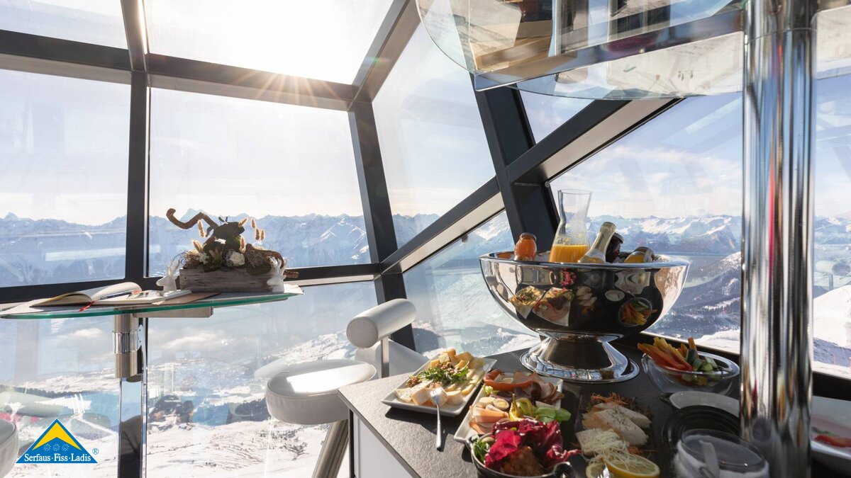 Wer einen unvergesslichen Start in den Tag möchte, sollte diesen im Crystal Cube bei einem Sektfrühstück starten.  | © Serfaus-Fiss-Ladis Marketing GmbH I Andreas Kirschner