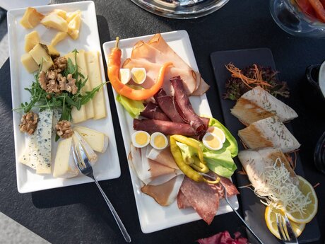 Beim Sektfrühstück im Crystal Cube gibt es eine vielfältige Auswahl an Köstlichkeiten. | © Serfaus-Fiss-Ladis Marketing GmbH I Andreas Kirschner