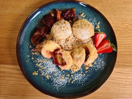 Rezeptblog aus dem Fisser Kochbuch in der Familienregion Serfaus-Fiss-Ladis in Tirol  - selbstgemachte Zwetschkenknödel | © Serfaus-Fiss-Ladis Marketing GmbH