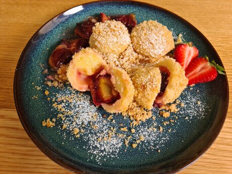 Rezeptblog aus dem Fisser Kochbuch in der Familienregion Serfaus-Fiss-Ladis in Tirol  - selbstgemachte Zwetschkenknödel | © Serfaus-Fiss-Ladis Marketing GmbH
