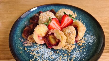 Rezeptblog aus dem Fisser Kochbuch in der Familienregion Serfaus-Fiss-Ladis in Tirol  - selbstgemachte Zwetschkenknödel | © Serfaus-Fiss-Ladis Marketing GmbH