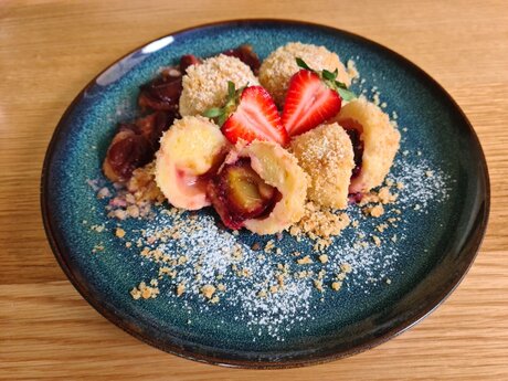 Rezeptblog aus dem Fisser Kochbuch in der Familienregion Serfaus-Fiss-Ladis in Tirol  - selbstgemachte Zwetschkenknödel | © Serfaus-Fiss-Ladis Marketing GmbH