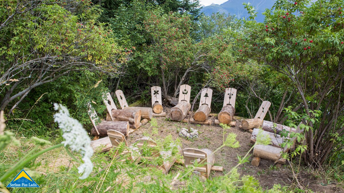 Liegen aus Baumstämmen oberhalb des Wolfsees in Serfaus-Fiss-Ladis | © Serfaus-Fiss-Ladis Marketing GmbH | Andreas Kirschner
