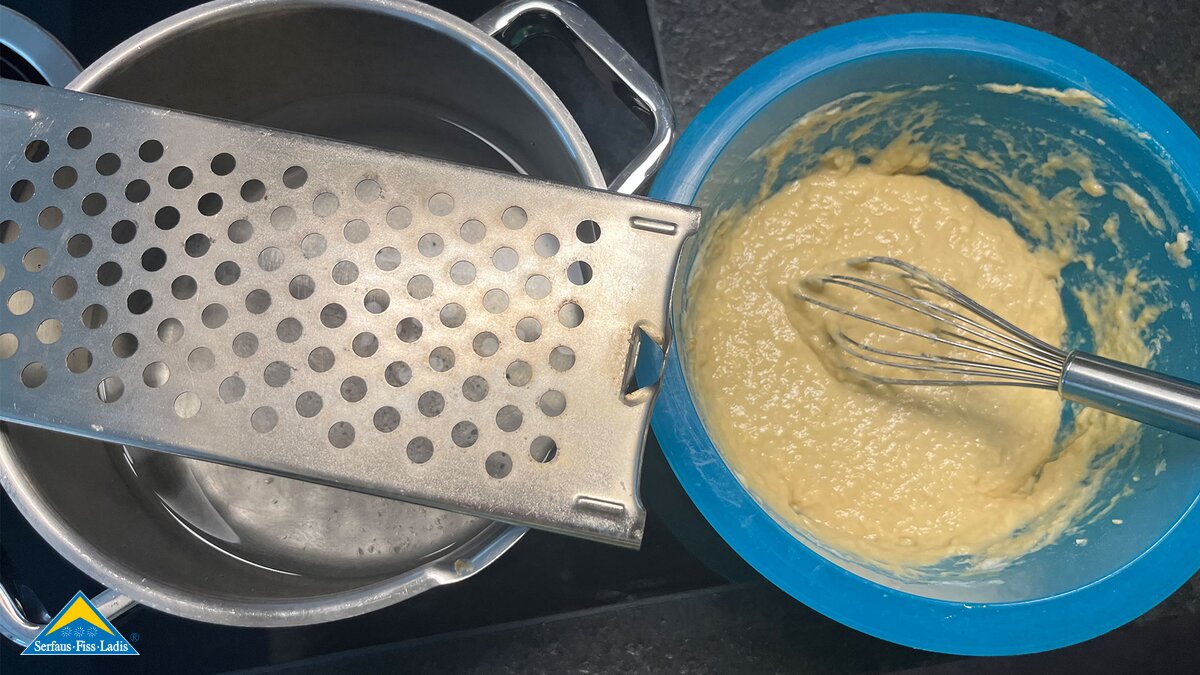 Das Teig für die Käsespätzle muss ins kochende Wasser gehobelt werden | © Serfaus-Fiss-Ladis Marketing GmbH