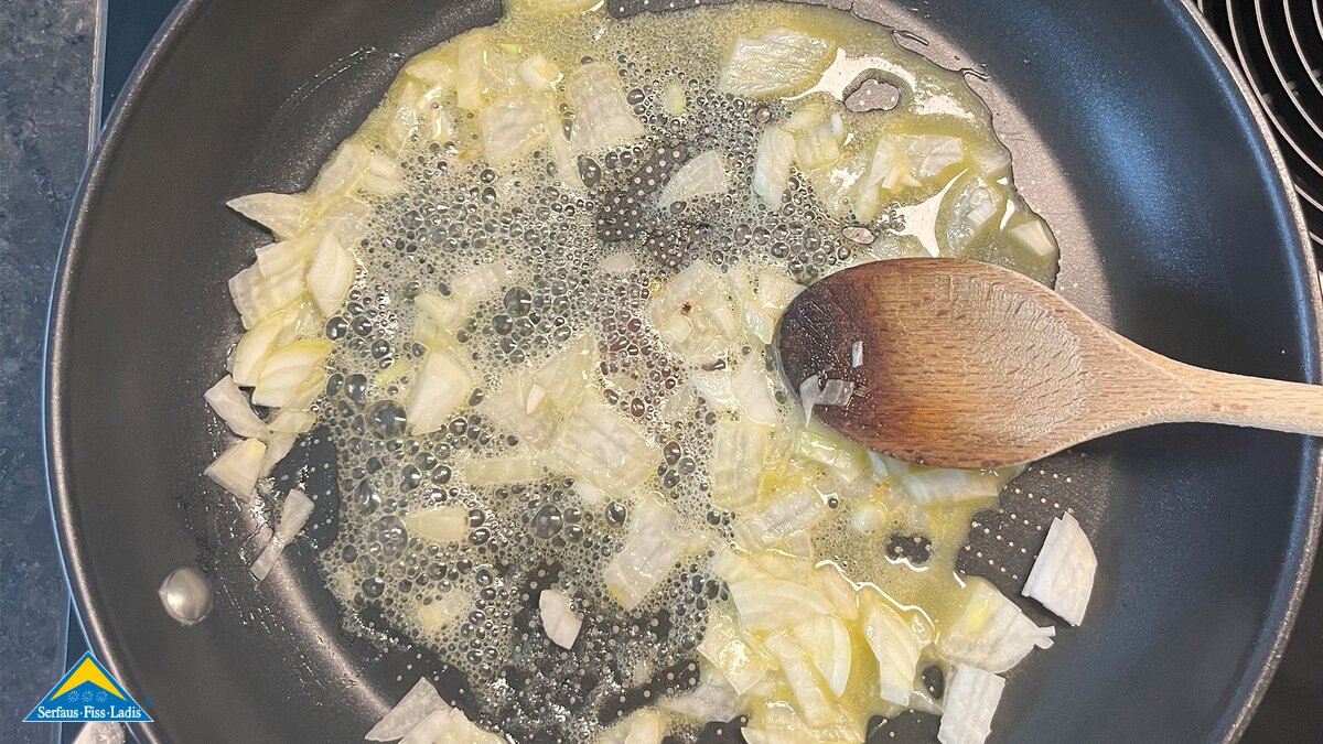 Röstzwiebeln gehören so wie Schnittlauch auf eine Portion Käsespätzle aus Tirol | © Serfaus-Fiss-Ladis Marketing GmbH