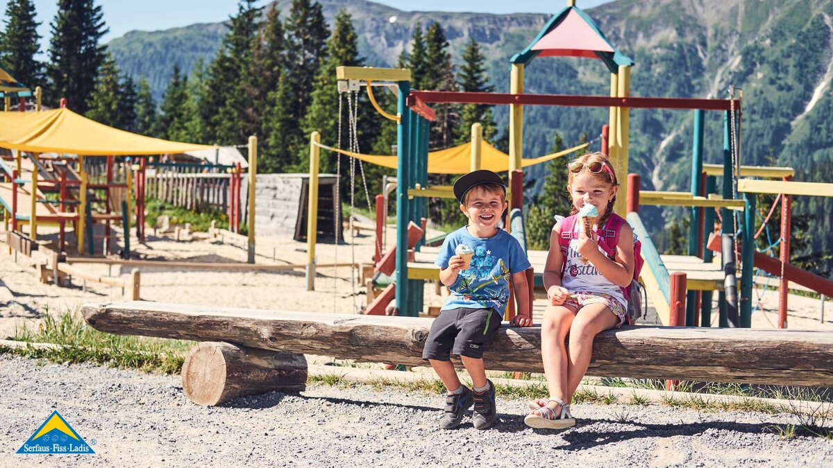 Kinder essen Eis im Sommer Spielplatz Wanderung Tirol Serfaus-Fiss-Ladis  | © Seilbahn Komperdell GmbH | Christian Waldegger