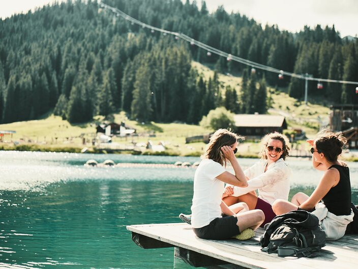 Zeit mit Freunden verbringen am Högsee in der Familienregion Serfaus-Fiss-Ladis in Tirol | © Serfaus-Fiss-Ladis Marketing GmbH | Christian Waldegger
