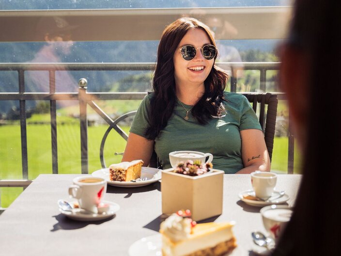 Mädchen isst Dessert am Berg Kuchen Fisser Bergbahnen Serfaus-Fiss-Ladis Tirol | © Serfaus-Fiss-Ladis Marketing GmbH | Markus Lindl