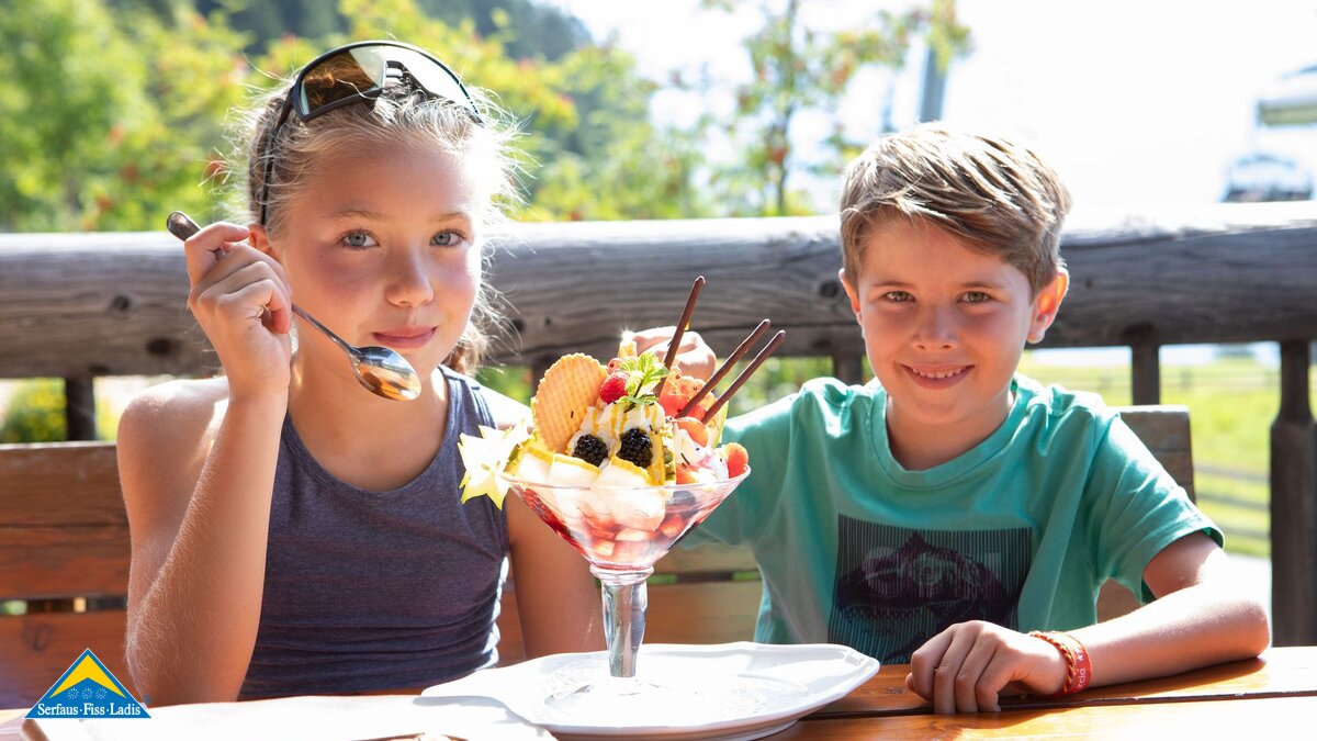 Kinder essen Eisbecher auf Terrasse Hütte Restaurant in den Bergen Serfaus-Fiss-Ladis Tirol | © Seilbahn Komperdell GmbH | Andreas Kirschner
