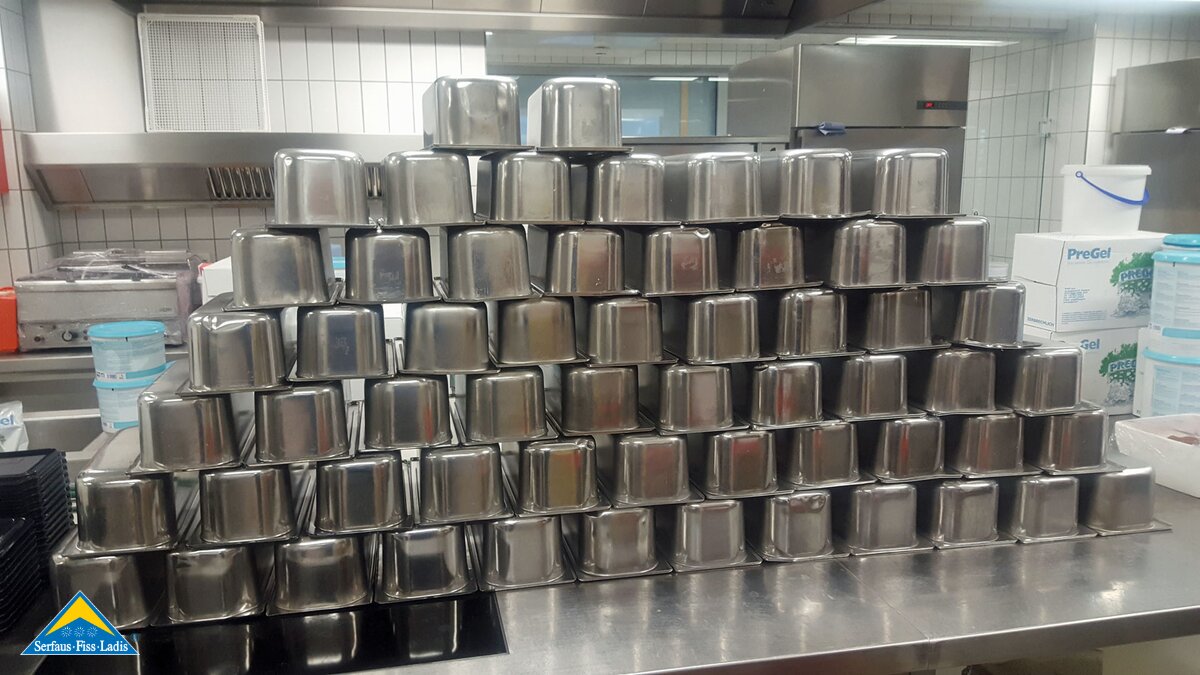 Pyramide aus Eiswannen. Eisproduktion Serfauser Bergbahnen Seilbahn Tirol | © Serfaus-Fiss-Ladis Marketing GmbH