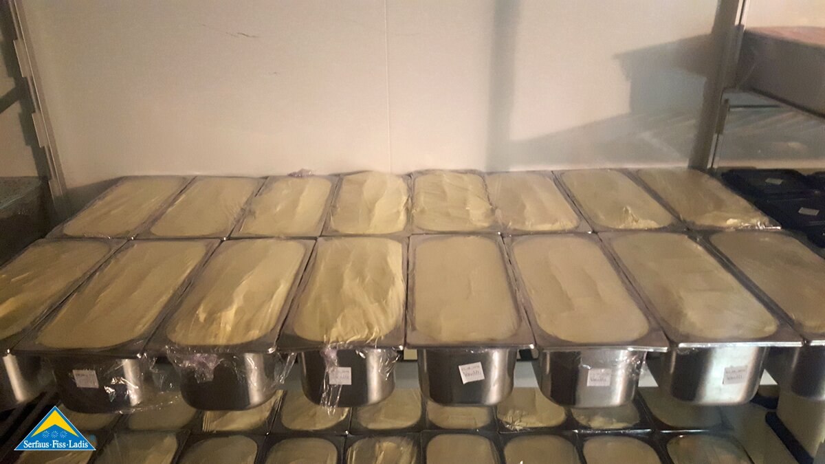 In den Serfauser Bergrestaurants können die Gäste selbstgemachtes Eis genießen. Vanilleeis in Eiswannen Blog Serfaus-Fiss-Ladis Eis essen in Tirol Sommer | © Serfaus-Fiss-Ladis Marketing GmbH