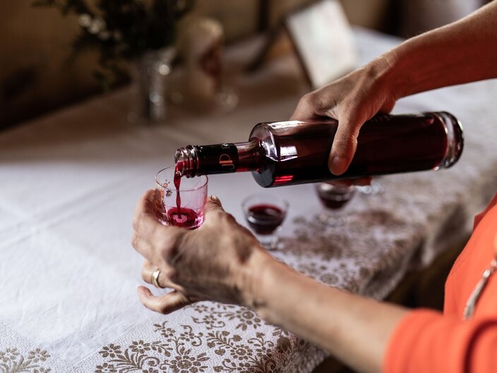 Grantalikör Kössler Preiselbeeren Quiz Serfaus-Fiss-Ladis Tirol | © Serfaus-Fiss-Ladis Marketing GmbH | Rene Raggl