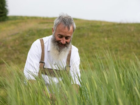Bauern in einem Getreidefeld in der Familienregion Serfaus-Fiss-Ladis Fisser Imperial Gerste | © Serfaus-Fiss-Ladis Marketing GmbH | Andreas Kirschner