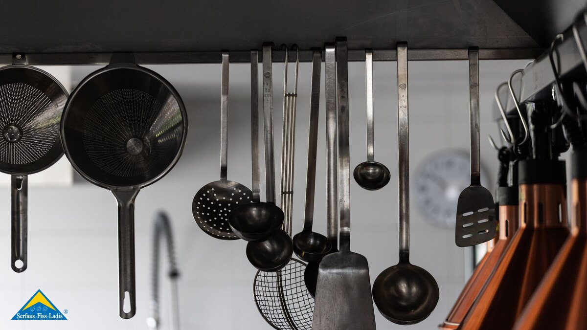 Küchenutensilien hängend Metall Emaille Genussquiz Fragen Serfaus-Fiss-Ladis Tirol | © Serfaus-Fiss-Ladis Marketing GmbH | Rene Raggl