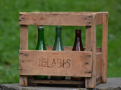 Holzkiste mit Glasflaschen Tiroler Sauerbrunn Obladis Region Serfaus-Fiss-Ladis | © Christine Kirschner