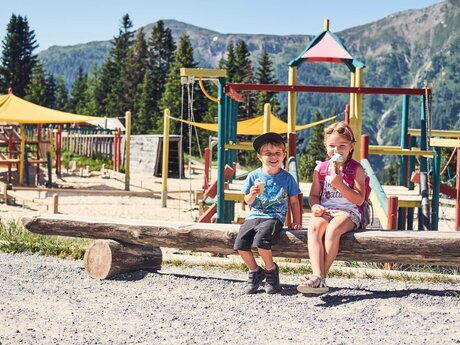 Kinder essen Eis im Sommer Spielplatz Wanderung Tirol Serfaus-Fiss-Ladis  | © Seilbahn Komperdell GmbH | Christian Waldegger