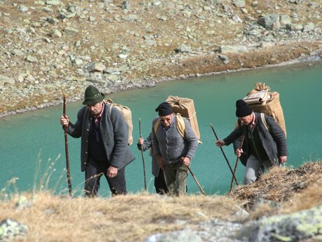 Schmuggler aus Serfaus auf dem Weg in die Schweiz Samnaun Schmugglersteig Wandern Tirol | © Seilbahn Komperdell GmbH