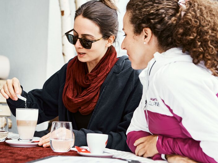 Zwei Frauen beim Kaffeetrinken Latte am Berg Restaurants Serfaus-Fiss-Ladis | © Serfaus-Fiss-Ladis Marketing GmbH | Christian Waldegger