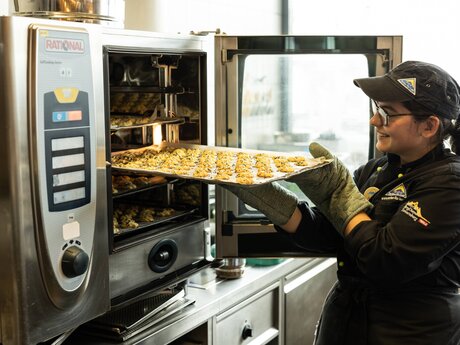 Konditorin Fisser Bergbahnen bei der Arbeit Backofen Kaffeekekse ohne Plastik Serfaus-Fiss-Ladis Tirol | © Serfaus-Fiss-Ladis Marketing GmbH | Rene Raggl
