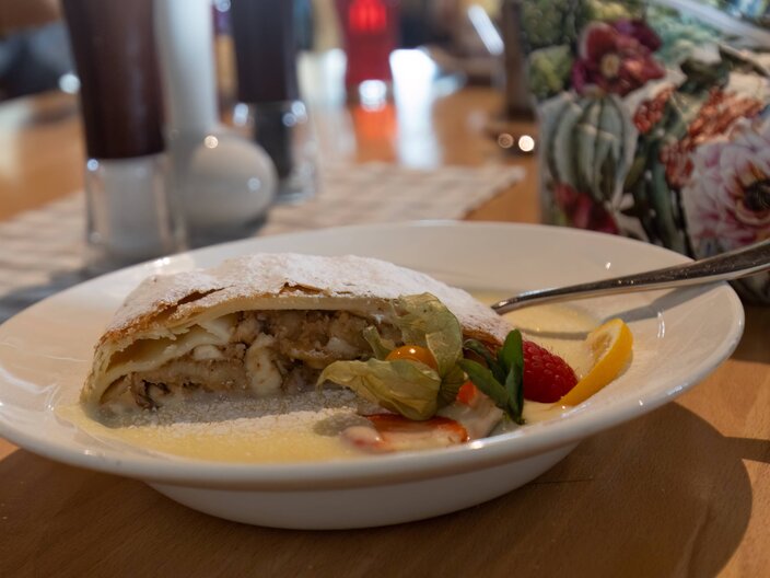 Apfelstrudel mit Vanillesauce in einem Teller Genuss im Urlaub Serfaus-Fiss-Ladis Tirol | © Serfaus-Fiss-Ladis Marketing GmbH | Andreas Kirschner