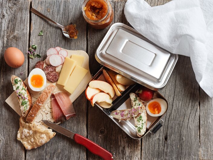 Kleine, kalte Zwischenmahlzeit für eine Bergtour in Tirol | © Serfaus-Fiss-Ladis Marketing GmbH | Alexander C. Kofler